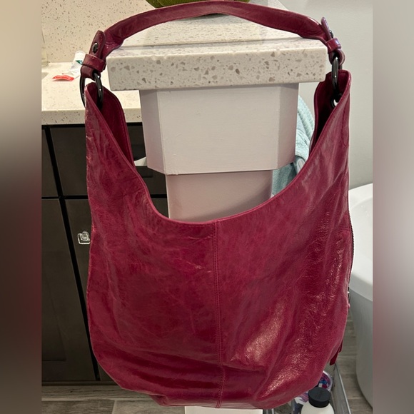 Hobo New Condition red leather single strap bag; pockets inside/on side - Picture 3 of 5